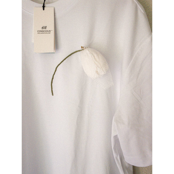 H&M Flower -Brooch T-Shirt. Conscious Exclusive. - Picture 2 of 4
